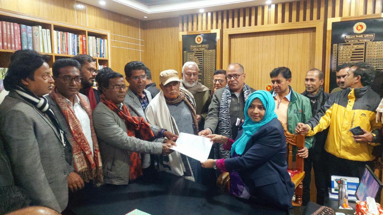 ঝিনাইদহ-৪ আসনে মনোনয়নপত্র কিনলেন স্বেচ্ছাসেবক দল ন...