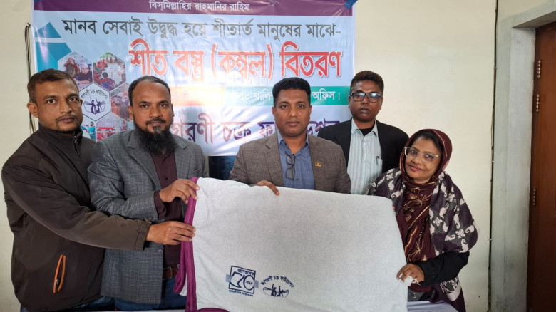 খুলনায় মানবসেবায় উদ্বুদ্ধ হয়ে শীতার্তদের মাঝে কম্ব...