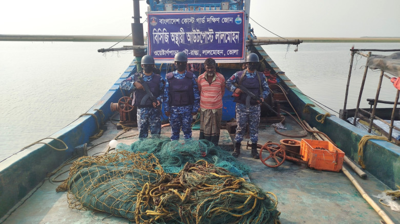 ভোলায় অ‌বৈধ ট্রলিং বোট ও জালসহ  আটক ১...