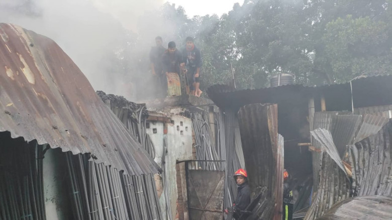 ফুলপুরে ভয়াবহ অগ্নিকাণ্ড, গুদামসহ পুড়লো ৫ দোকান...