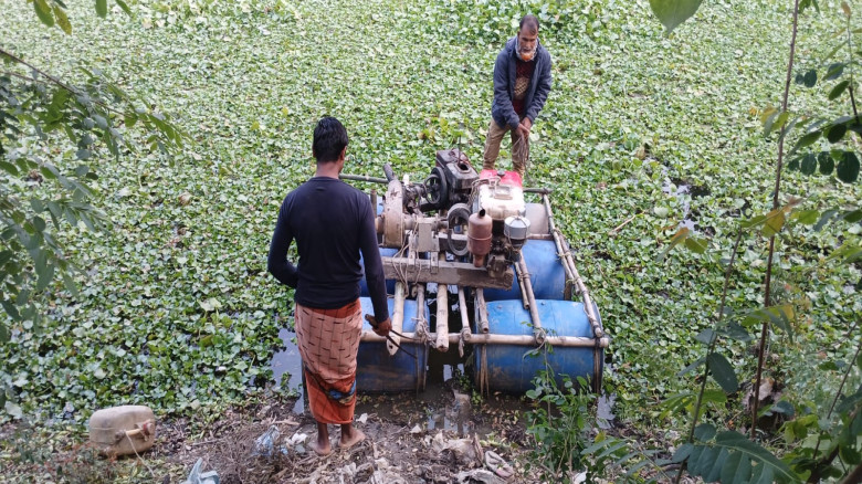 পুঠিয়ায় অবৈধ বালু উত্তোলনের বিরুদ্ধে অভিযান, ড্রেজ...
