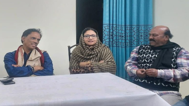 ক্ষুব্ধ স্বতন্ত্র প্রার্থীর বাসায় গিয়ে ভোট চাইলেন ...