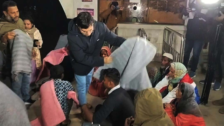 সৈয়দপুরে রেলস্টেশনে ছিন্নমূল মানুষের মাঝে জেলা প্র...