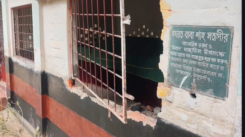 ঠাকুরগাঁওয়ে সত্যপীরের মাজারে হামলা ও ভাঙচুরঃ উগ্রব...