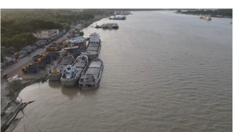 খুলনা নদীবন্দর:  নাব্য সংকট ও ভাঙা ঘাটে অর্ধেকে নে...