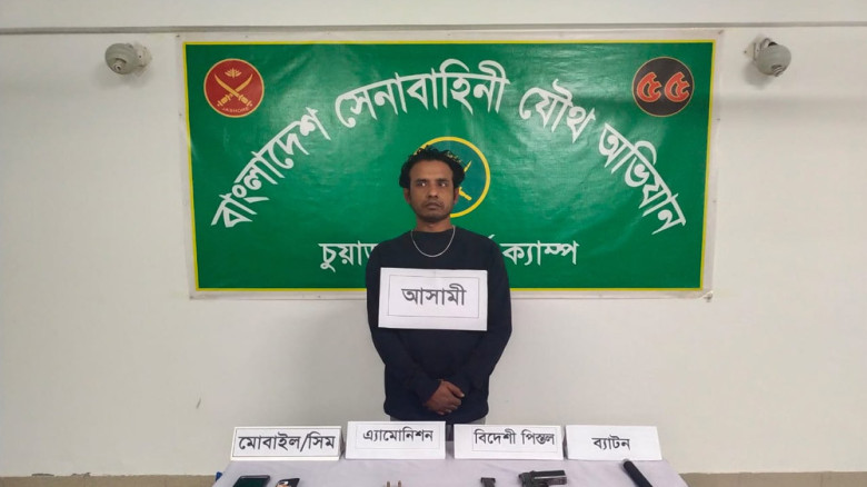 চুয়াডাঙ্গার জীবননগরে যৌথ বাহিনীর অভিযানে পিস্তল-গু...