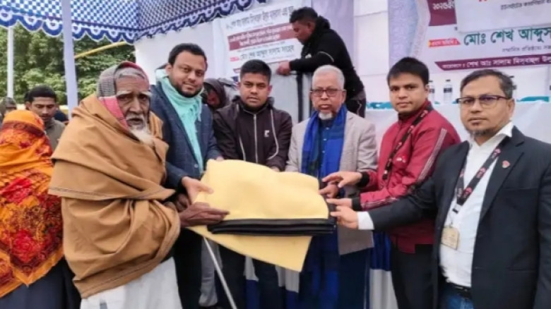 এনায়েতপুরে শীতার্তদের মাঝে কম্বল বিতরণ...