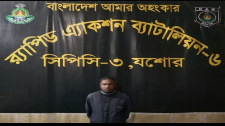 খুলনা র‌্যাব অ‌ভিযা‌নে ১৪টি ককটেল বোমা ও দেশীয় অস্...