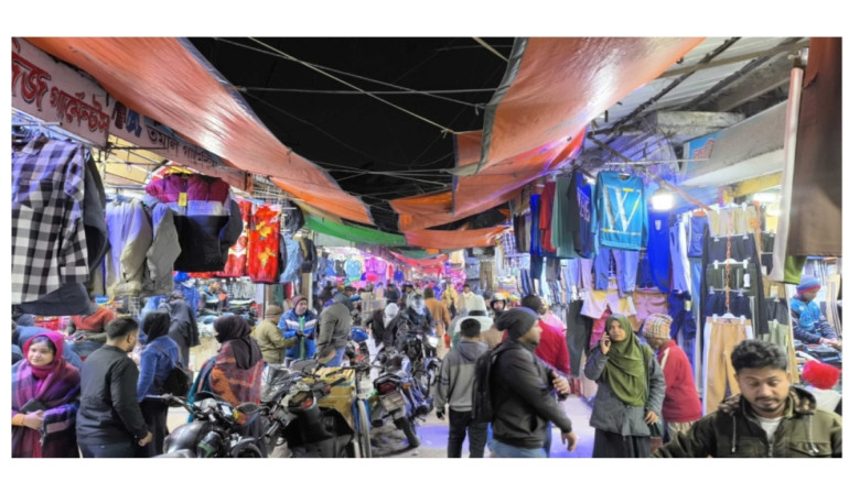 খুলনায় শীতবস্ত্রের দোকানে ভিড় বাড়ছে...