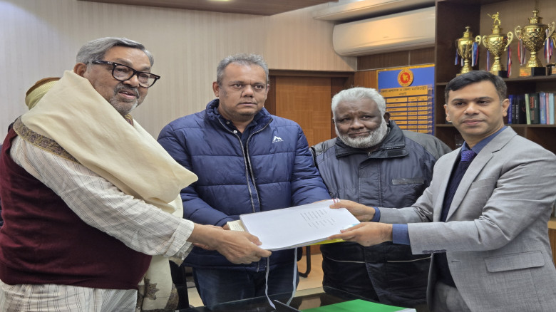 নওগাঁ-৬ আসনে সতন্ত্র প্রার্থী হিসেবে মনোনয়নপত্র জম...