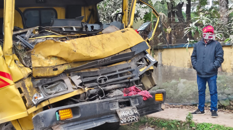 নাটোরে দাঁড়িয়ে থাকা ট্রাকে কাভার্ডভ্যানের ধাক্কা চ...