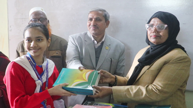 নওগাঁয় বছরের প্রথম দিনে নতুন পাঠ্যবই পেল শিক্ষার্থ...