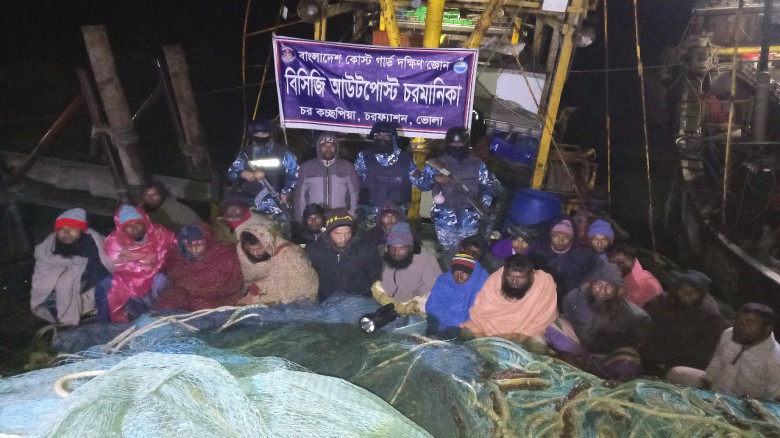 ভোলায় কোস্টগার্ডের অভিযানে  আটক ২০...