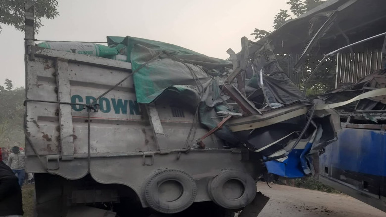 পলাশবাড়ীতে সিমেন্ট বোঝাই ট্রাকে যাত্রীবাহী বাসের ধ...