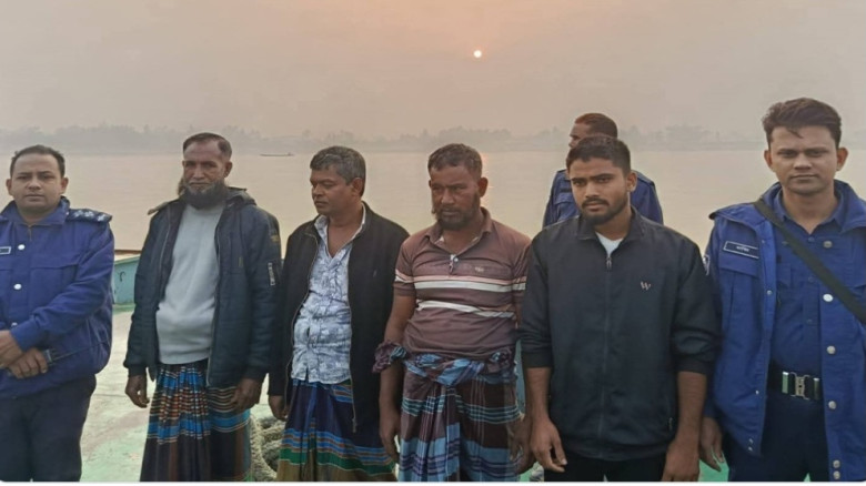 যমুনা নদী  থেকে অবৈধভাবে বালু উত্তোলনে পাঁচ  শ্রমি...