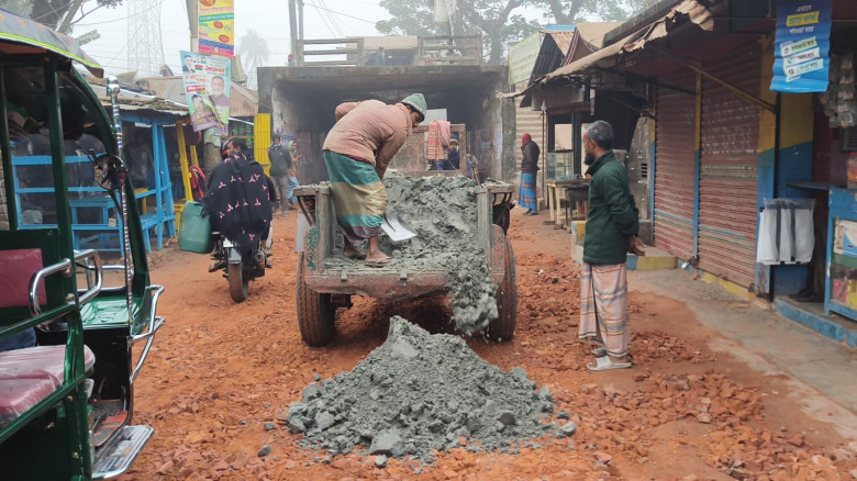পিরোজপুরে জামায়াতের নেতাকর্মীদের স্বেচ্ছাশ্রমে রাস...