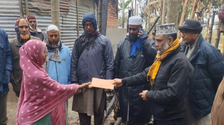 বোদায় আগুনে ক্ষতিগ্রস্ত পরিবারকে জামায়াতের সহায়তা...