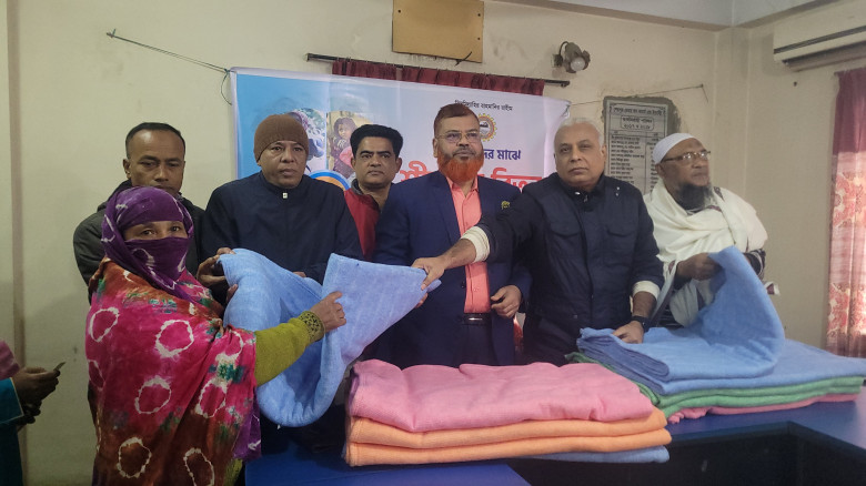 শেরপুরে শীতার্ত মানুষের মাঝে কম্বল বিতরণ করেছে শের...