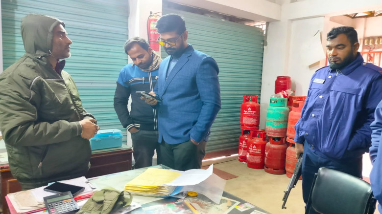 নওগাঁয় সিলিন্ডার গ্যাস ডিলারকে ১ লাখ টাকা জরিমানা...