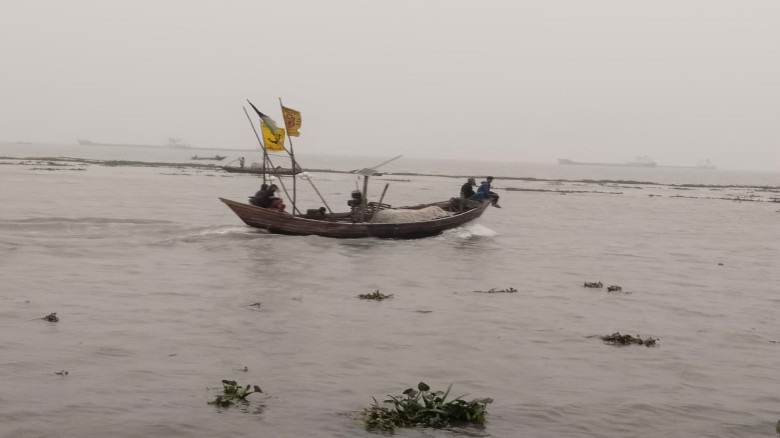 ভোলায় মেঘনায় জাহা‌জের ধাক্কায় নৌকা ডু‌বি, আহত ৩...