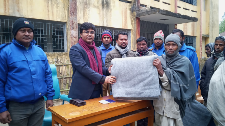 কাহারোলে দূঃস্হ্য ও শীতার্ত দের মাঝে শীত বস্ত্র বি...