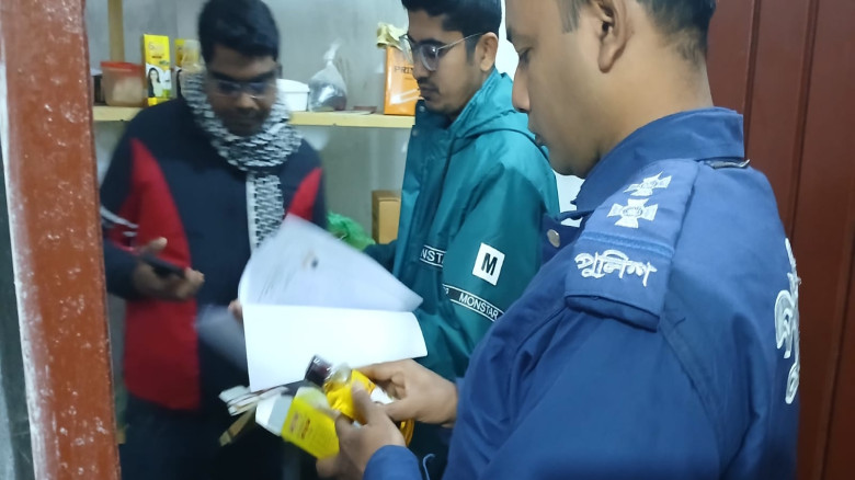 পুঠিয়ায় অনুমোদনহীন কসমেটিকস কারখানায় মোবাইল কোর্ট,...