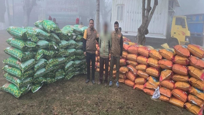 হবিগঞ্জের শায়েস্তাগঞ্জে ডিবির অভিযানে ৮৮ বস্তা ভার...