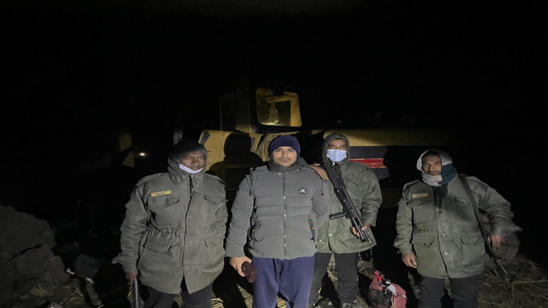 পুঠিয়ায় অবৈধভাবে ফসলি জমির টপসয়েল কাটায় ব্যবহৃত এস...