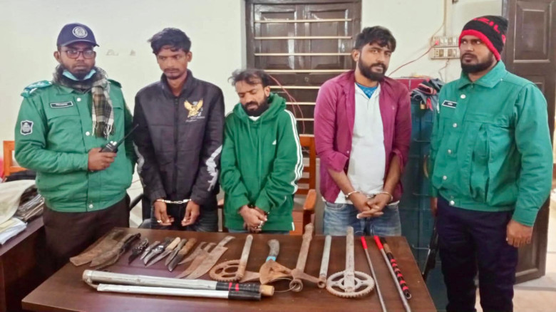 রাজশাহীতে বিপুল পরিমান অস্ত্রসহ জামায়াতের শ্রমিক ন...