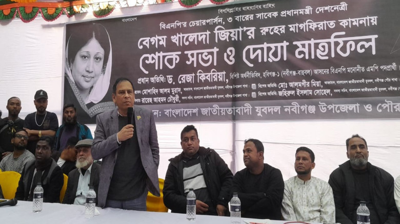 লেজ গুটিয়ে দেশ থেকে পালিয়েছে বদমাইশ মহিলা...