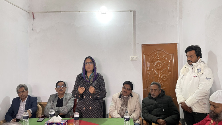বাগাতিপাড়ায় সাংবাদিকদের সঙ্গে বিএনপি প্রার্থী ব্যা...