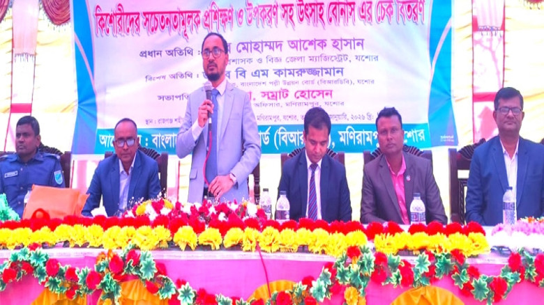 মণিরামপুরে প্রশিক্ষন শেষে কিশোরীদের মধ্যে জেলা প্র...