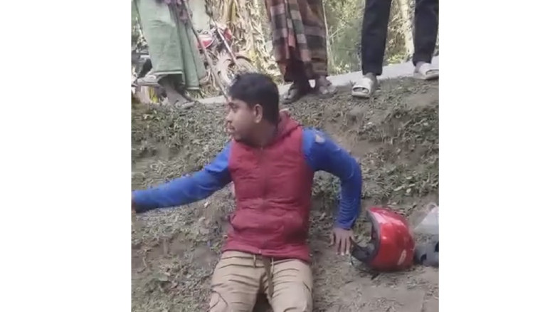 রাজাপুরে চলন্ত গাড়িতে দা দিয়ে কুপিয়ে সিগারেট ডিলার...