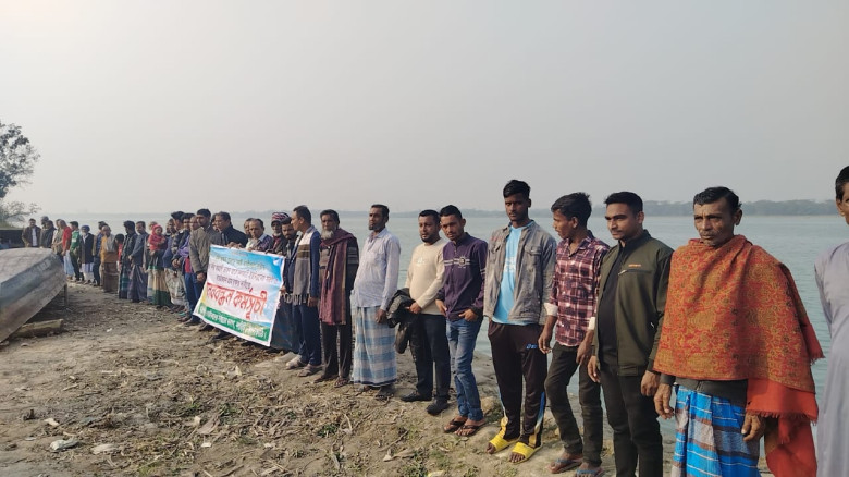 নলছিটিতে সুগন্ধা নদী ভাঙন রোধে মানববন্ধন...