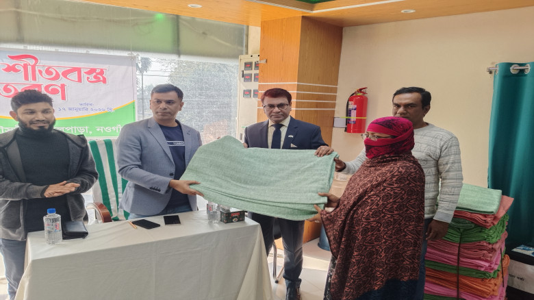 নওগাঁয় ২ শতাধিক  শীতার্তদের মাঝে শীতবস্ত্র বিতরণ...