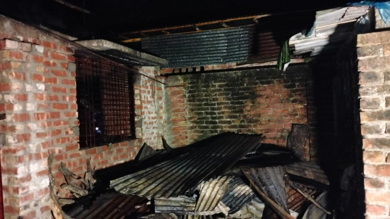 আক্কেলপুরে শিক্ষকের বাড়িতে আগুন, পুরো বাড়ি পুড়ে ভস...