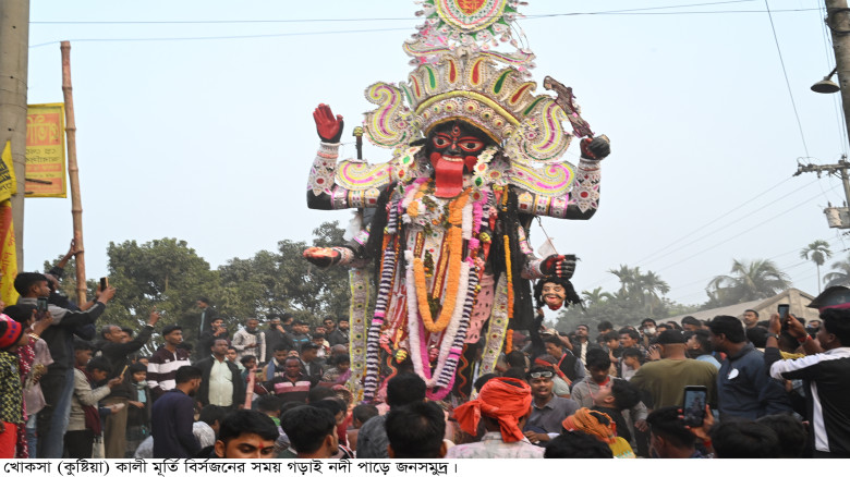 কালী প্রতিমা বির্সজনের পরে ব্যবসায়ীদের তুলে দেয় পু...