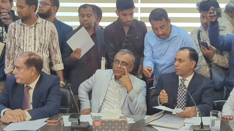 নেত্রকোণায় প্রার্থীদের মাঝে প্রতীক বরাদ্দ...