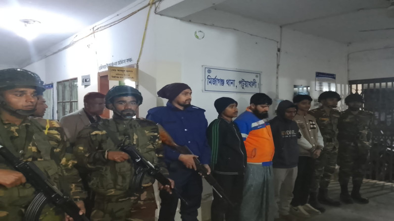 মির্জাগঞ্জে যৌথ বাহিনীর অভিযানে ইয়াবাসহ ৪ কিশোর গ্...