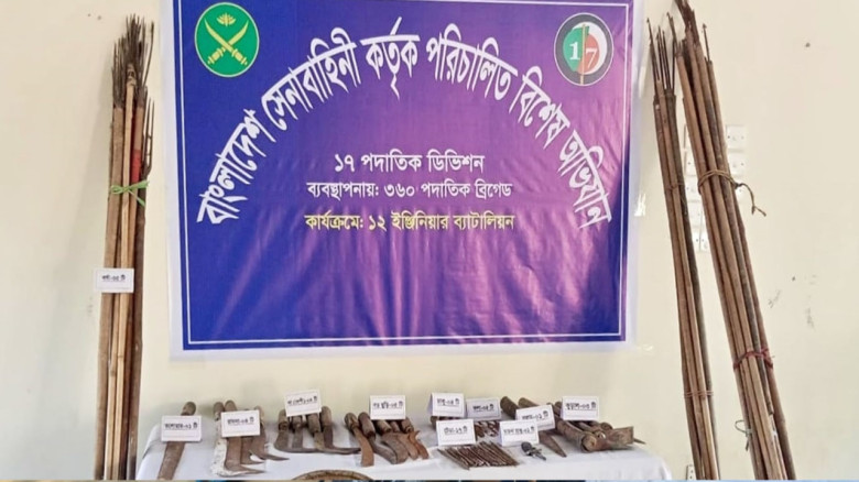 মধ্যনগরে সেনাবাহিনীর অভিযানে বিপুল দেশীয় অস্ত্র উদ...
