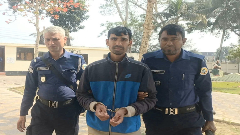 বরগুনা জেলা প্রশাসকের কার্যালয়ে হামলার চেষ্টা, রেঞ...
