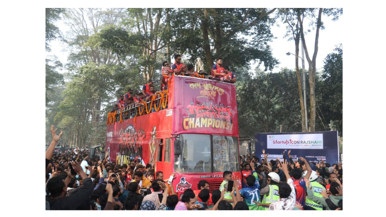 কাপ আইসেছে বাড়িতে: ছাদখোলা বাসে রাজশাহীর রাজকীয় বি...