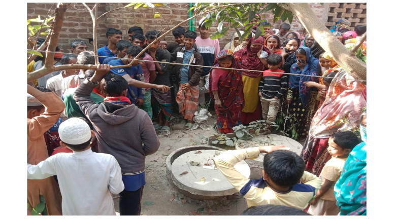 নওগাঁয় টয়লেটের সেপটিক ট্যাংকে অজ্ঞাত নারীর মরদেহ...