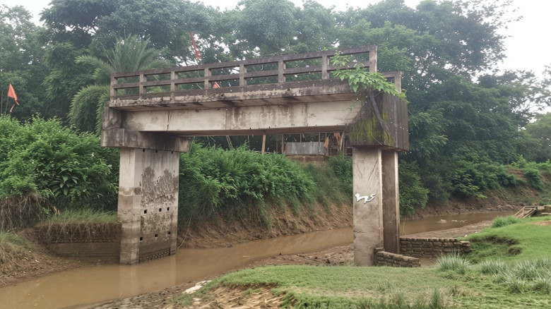 ১০ বছর পার হলেও কাজে আসেনি যে সেতু...