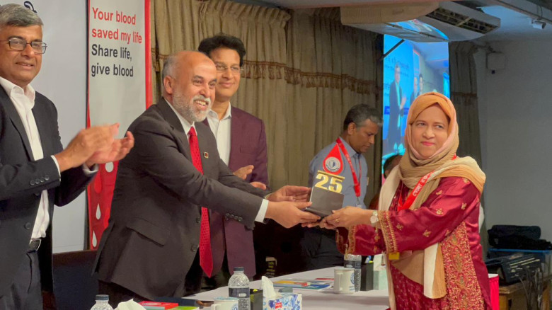 কোয়ান্টামের সম্মাননা পেলেন তিন শতাধিক স্বেচ্ছা রক্...