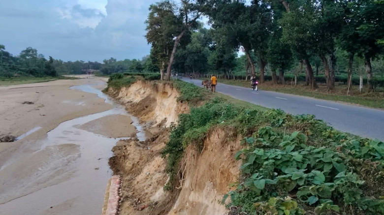 চুনারুঘাটে ভাঙনের কবলে ঢাকা-সিলেট পুরাতন মহাসড়ক...