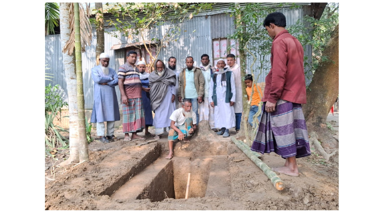 শেরপুরে জামায়াত নেতা রেজাউলের কবর দেখে নির্বাক বৃদ...