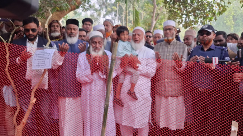 শেরপুরে নিহত রেজাউলের সন্তানকে কোলে নিয়ে কবর জিয়ার...