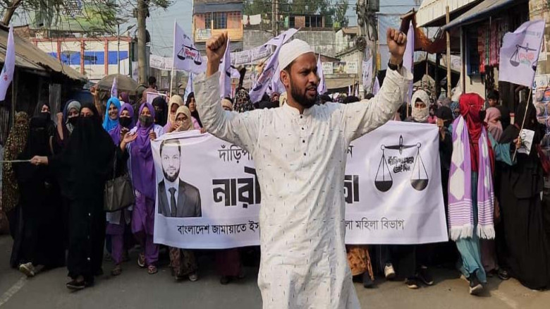 বগুড়া-৩ আসনে দাঁড়িপাল্লার ব্যানার ও ফেস্টুন নিয়ে র...