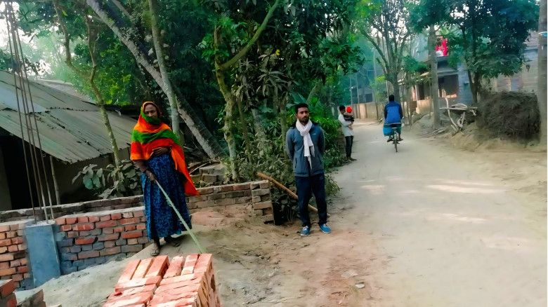 মোহনপুরে প্রতিপক্ষকে ফাঁসাতে মায়ের মাথায় আঘাত...